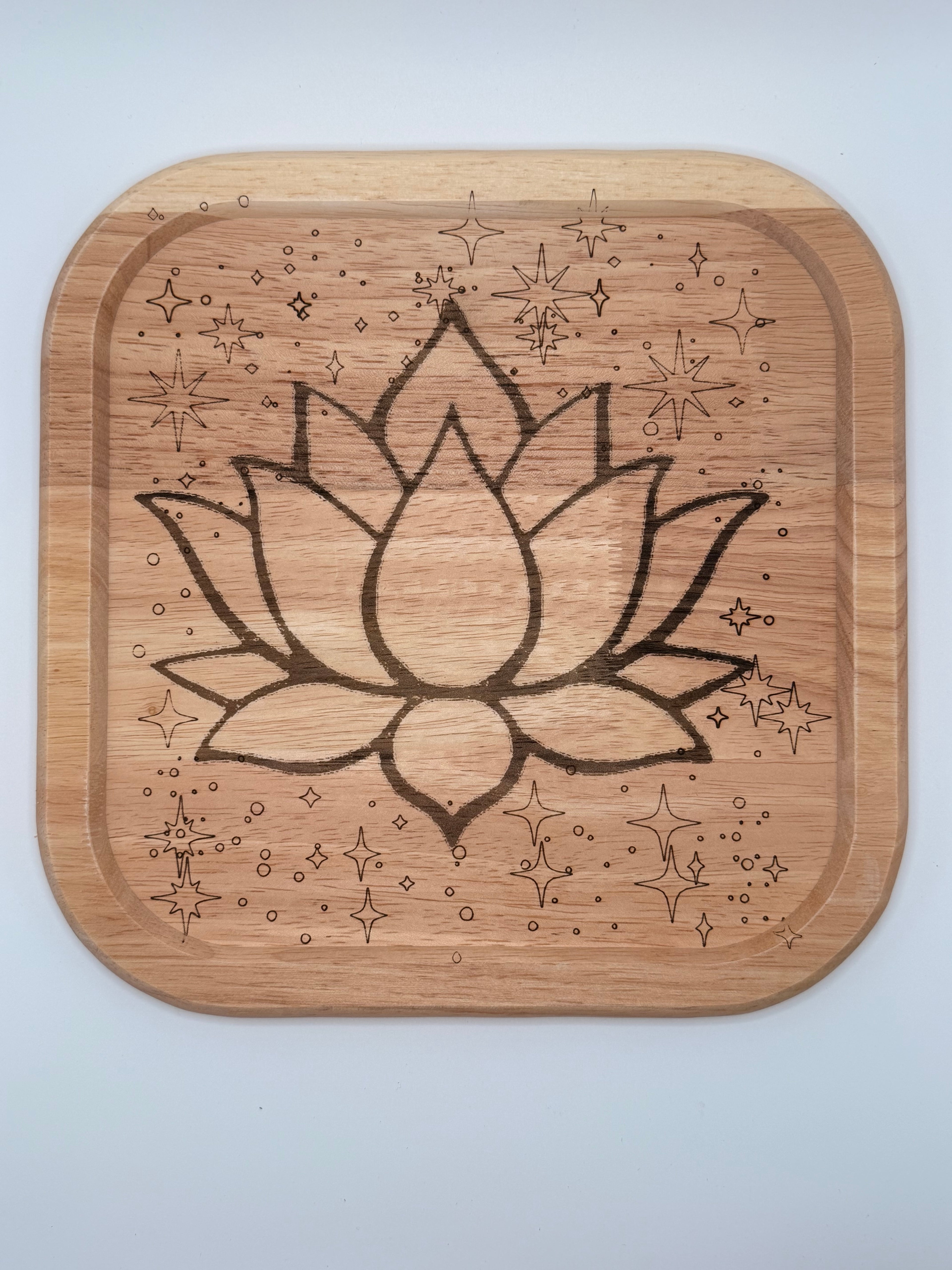 Dessous de Plat en Bois Gravé – Motif Lotus et Étoiles